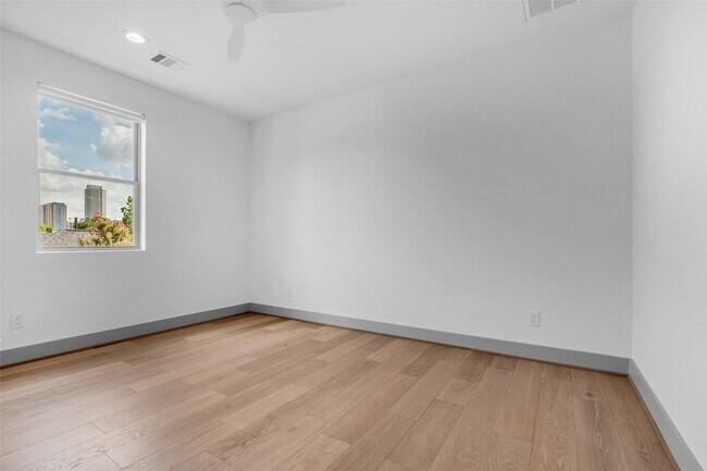 Building Photo - 1724 Ridgewood St