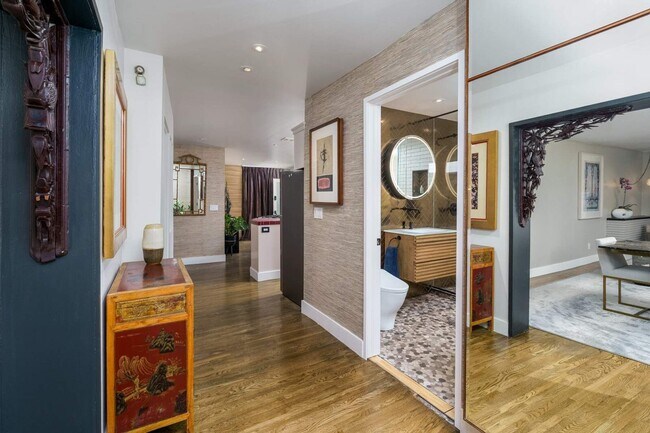 Building Photo - 2066 Glencoe Way