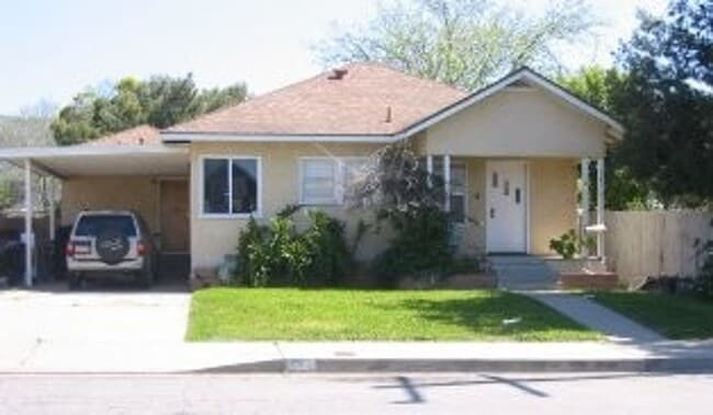 Building Photo - 3 Bedroom 2 Bathroom Home