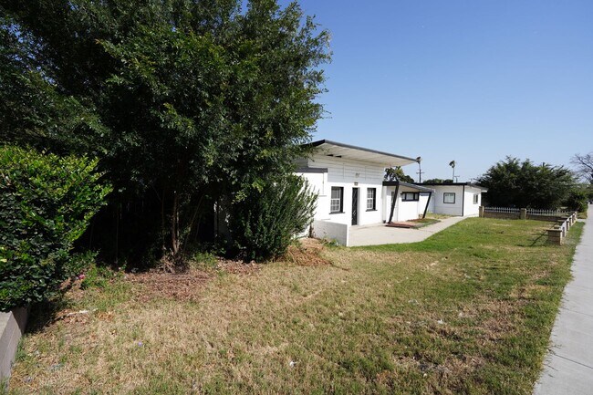 Building Photo - 1443 N Riverside Ave