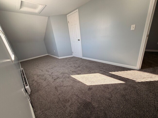 Building Photo - (2) bedroom Single Family Home with Open Layout, Close to Beaches and Lake!