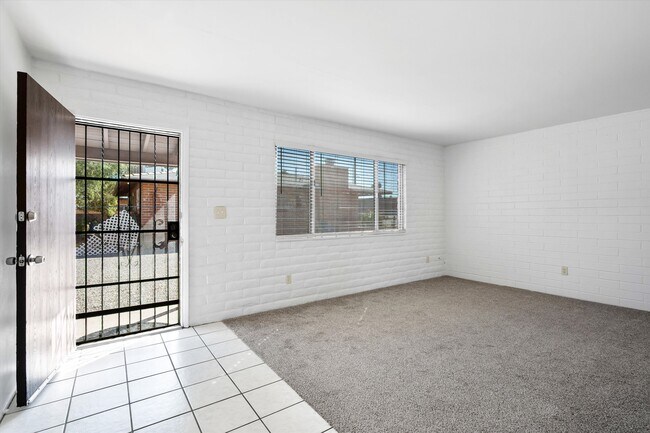 Building Photo - 4525 E Bellevue St