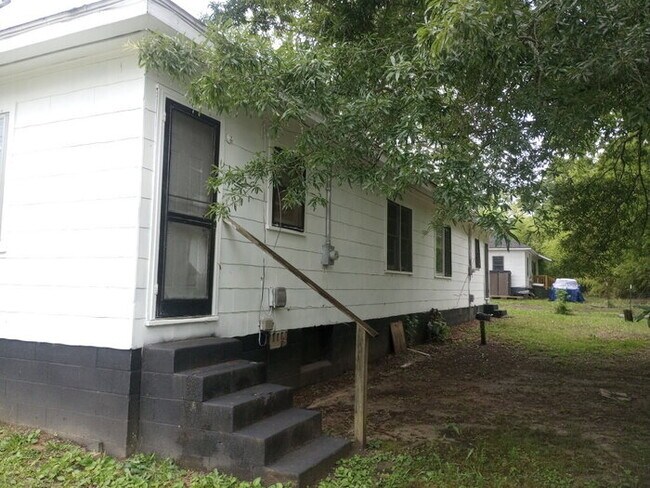 Building Photo - 2 Bedroom 1 Bathroom