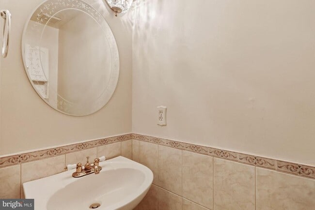 Building Photo - 9404 Mirror Pond Dr