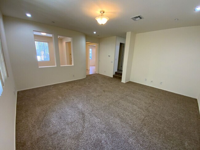 Building Photo - N.W. BEAUTIFUL UPGRADED HOME WITH COMMUNIT...