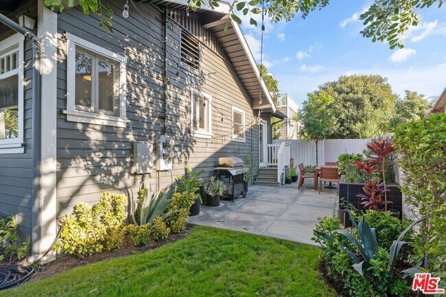 Building Photo - 1012-1014 Manzanita St