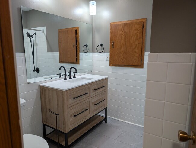 Building Photo - Spacious 4 bedroom 3 bathroom family home in Neenah