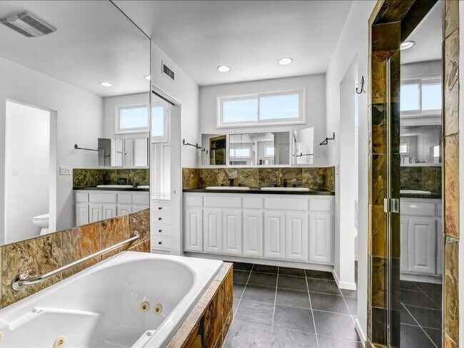 Building Photo - Welcome to this charming 3-bedroom, 2-bath...