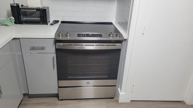 Building Photo - 4158 Inverrary Dr