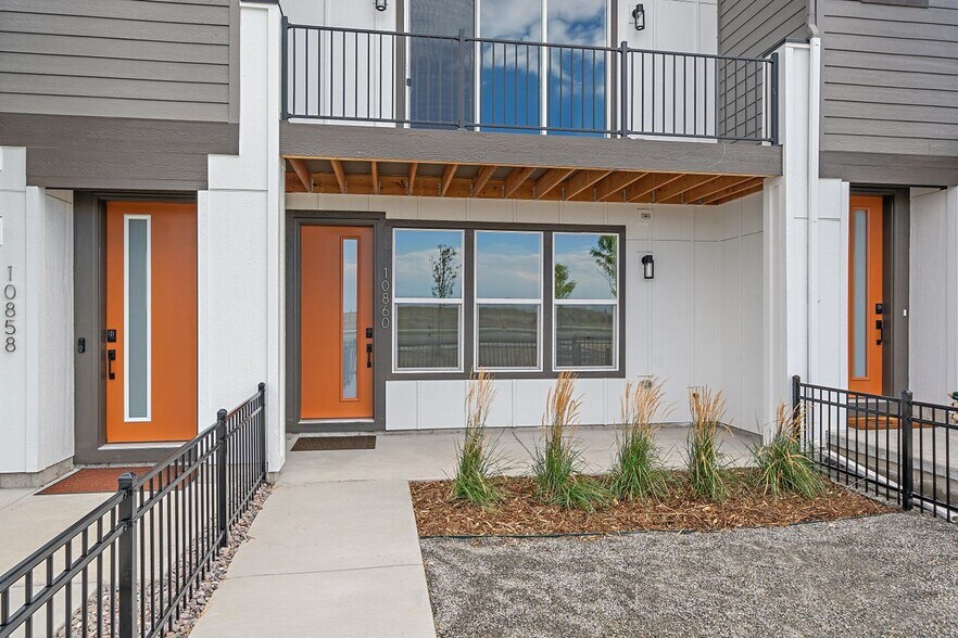 Building Photo - 10860 Lyric St