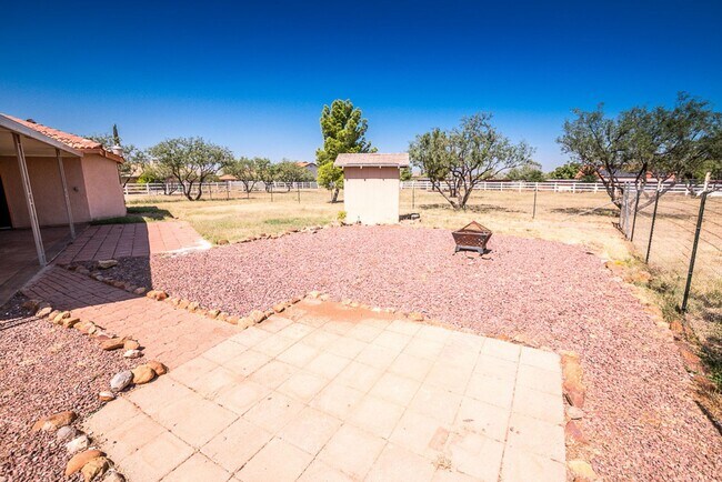 Building Photo - Large Home in Quiet Area, 3 Bedroom, 2 Bat...