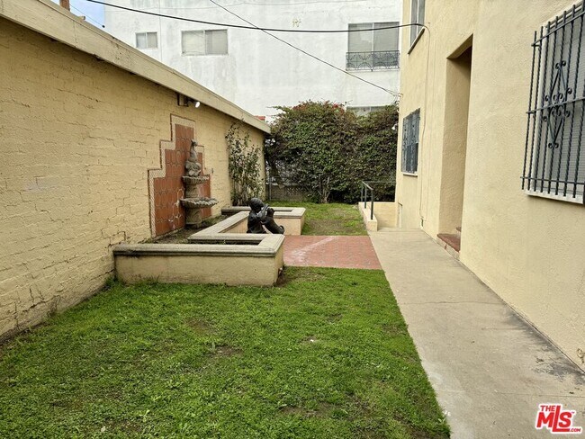 Building Photo - 121 N Swall Dr