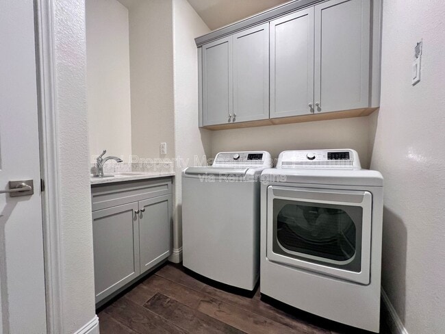 Building Photo - 1436 E Via Albero Dr