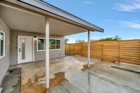 Building Photo - Gorgeous renovated 3 bedroom, 2 bathroom h...
