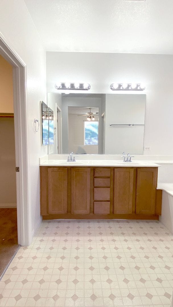 Building Photo - Great single story home 4 beds 3 baths in ...