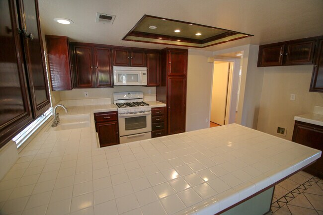 Building Photo - Welcome home to this gorgeous 3-bedroom, 2.5-bath home located in the highly desirable Riverwalk ...