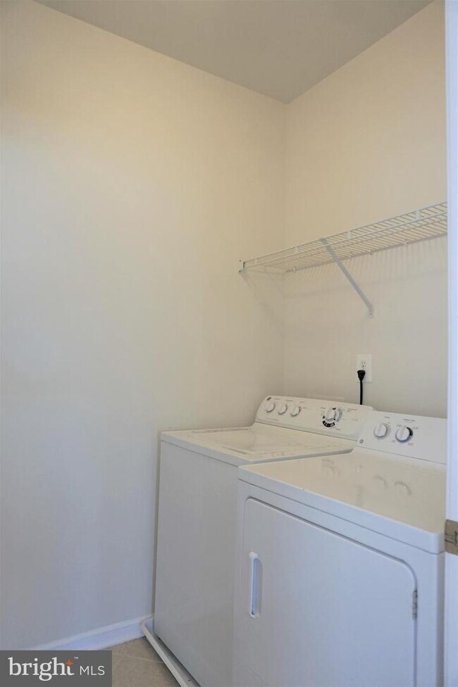 Building Photo - 43840 Hickory Corner Terrace