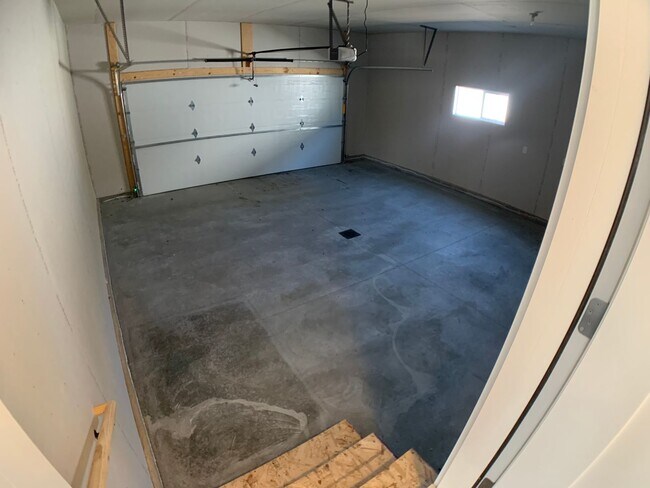 Building Photo - 4 Bed 3 Bath Single Family Home