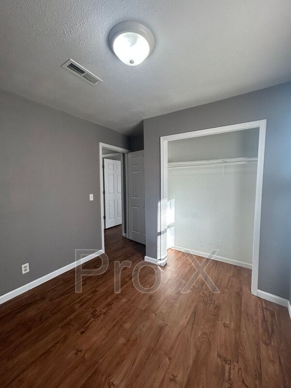 Building Photo - 405 Park St