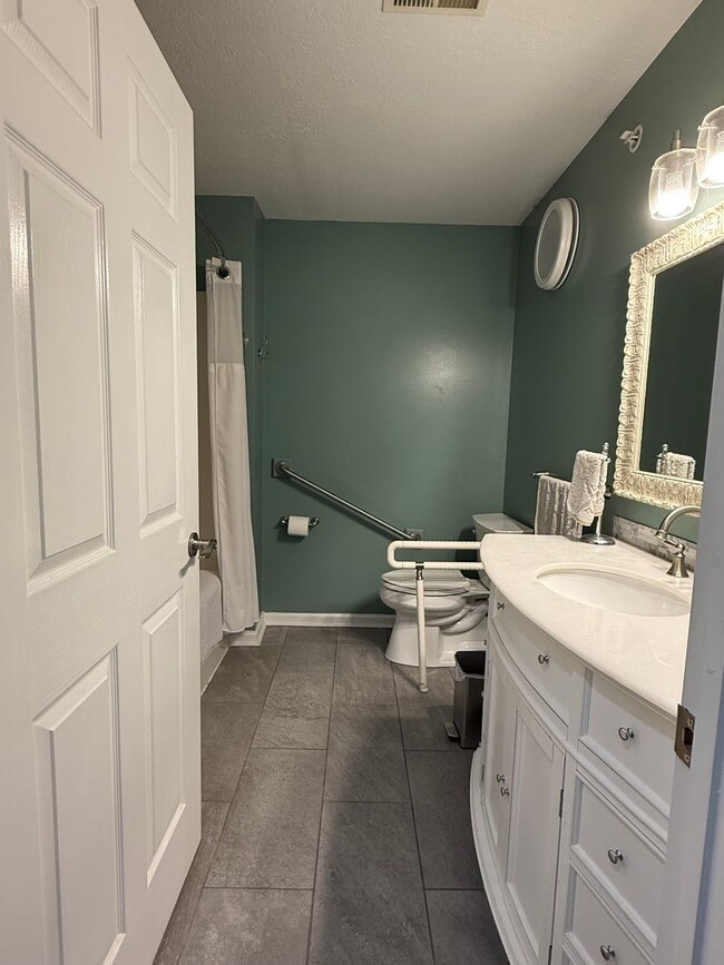 Building Photo - 2 Bedroom in Ivy woods - Ross Township