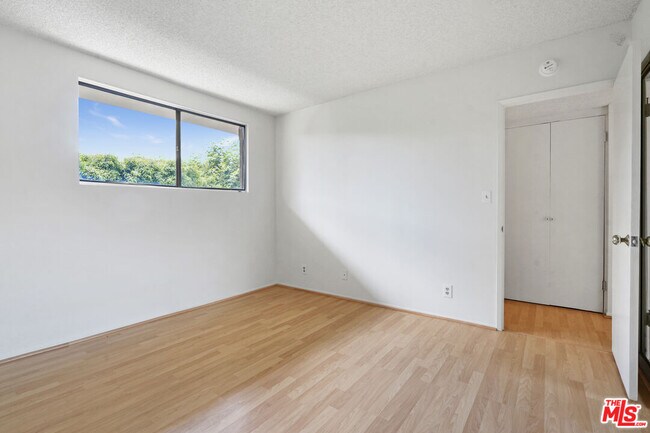 Building Photo - 10966 Rochester Ave