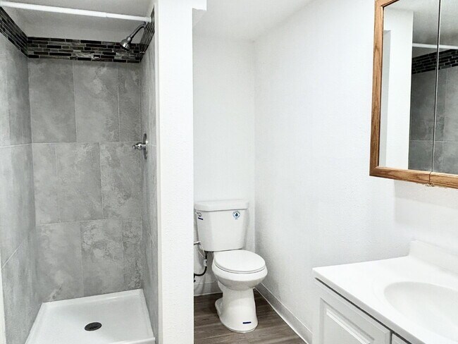 Building Photo - AVAILABLE NOW!  Charming Home in the Cottonwood Community!"