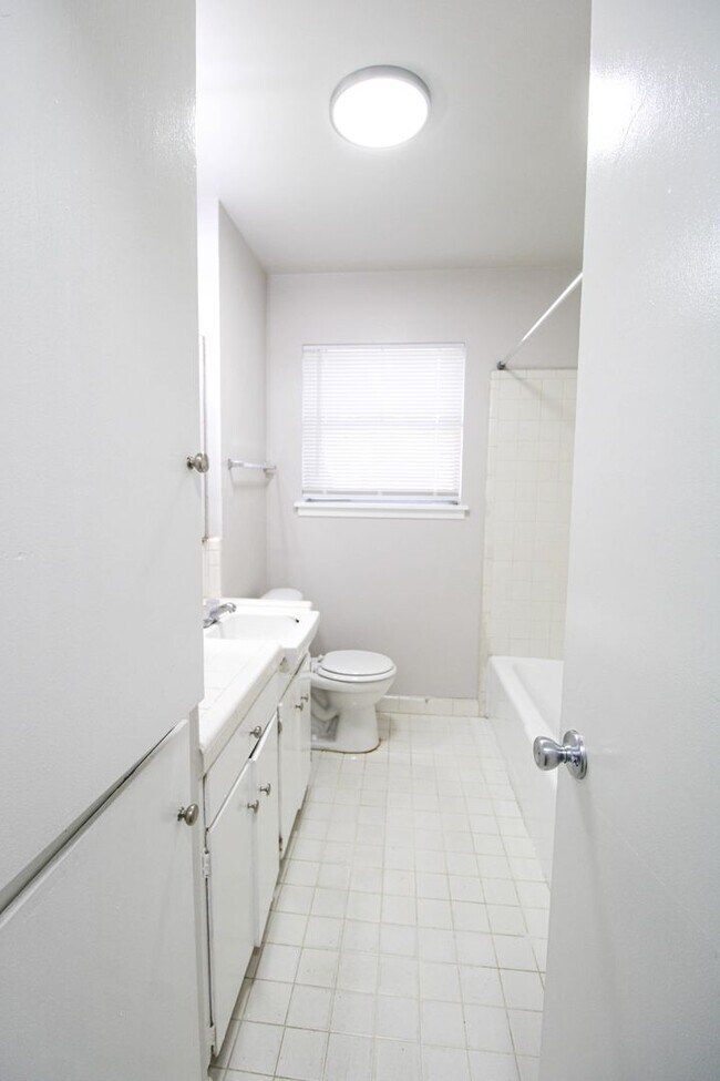 Building Photo - 1031 Fabulous Dr