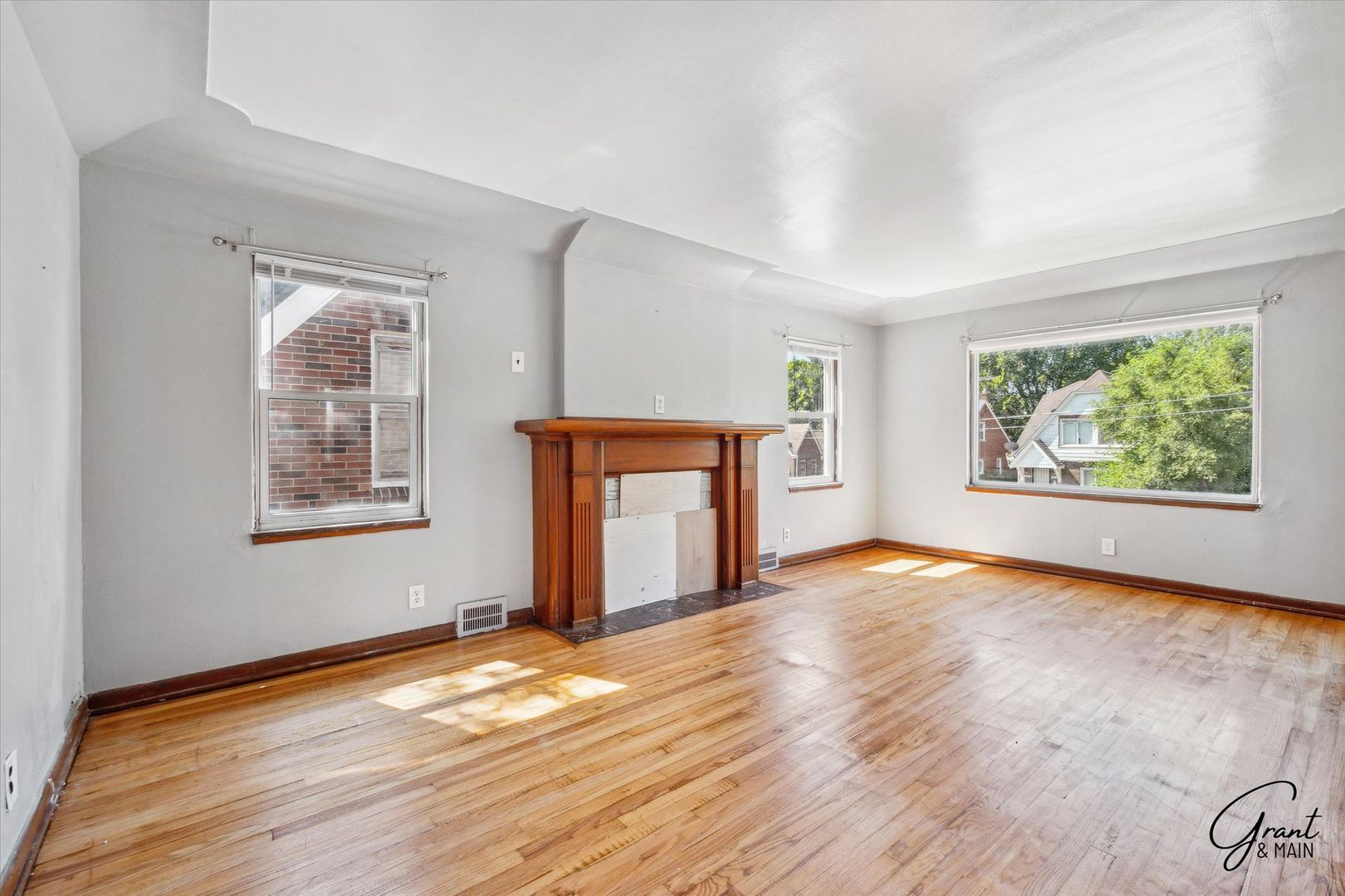 Building Photo - 5074/5076 Chalmers - Alejandro Soto