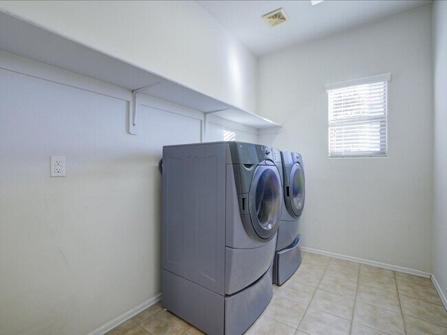 Building Photo - PROMO 1/2 OFF FIRST MONTH'S RENT!!*