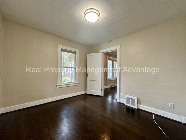 Building Photo - 2 Bedroom Open Floorplan Steps from Downtown Royal Oak!