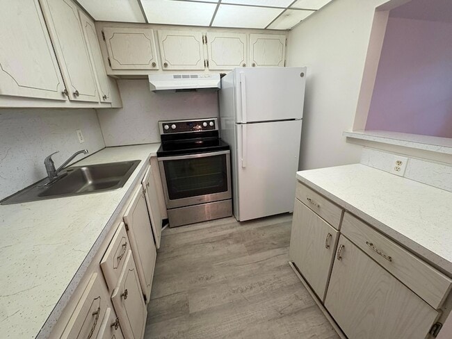 Building Photo - 151 Canterbury E