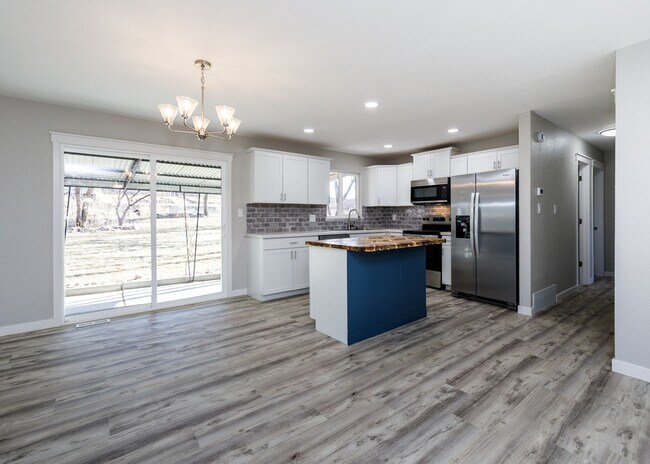 Building Photo - Newly Remodeled 5 Bed Home with Huge Yard