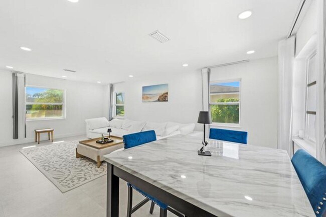 Building Photo - 245 Sandpiper Ave