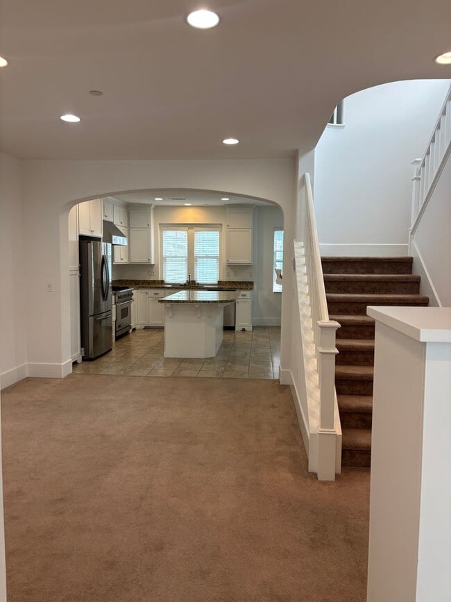 Building Photo - Pet Friendly 4 bed 3.5 bath home *AVAILABL...