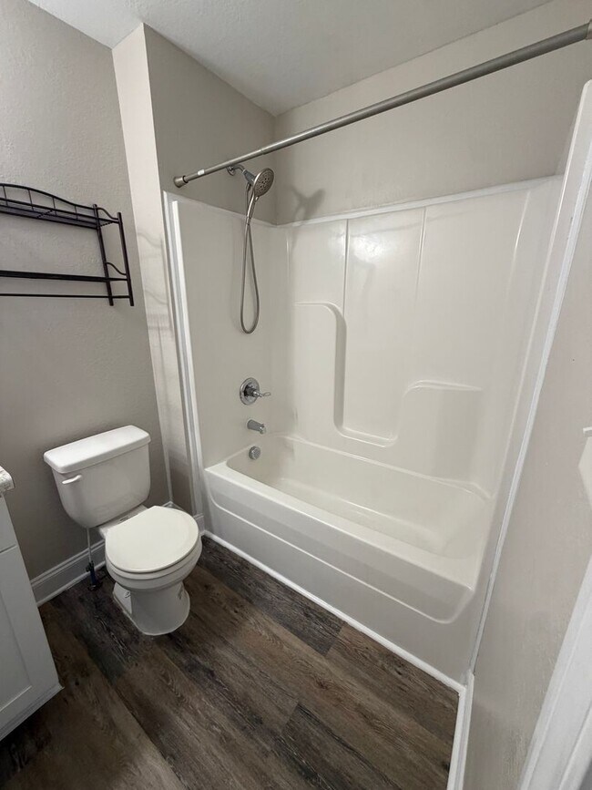 Building Photo - Large 4 Bedroom 2 1/2 Bath Pet Friendly Home For Rent!
