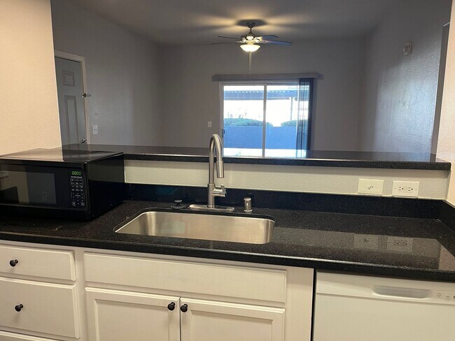 Building Photo - Stunning, fully-remodeled 1 bedroom at Tus...