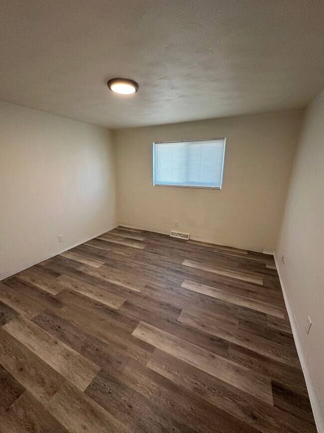 Building Photo - Large 3 Bedroom apartment!
