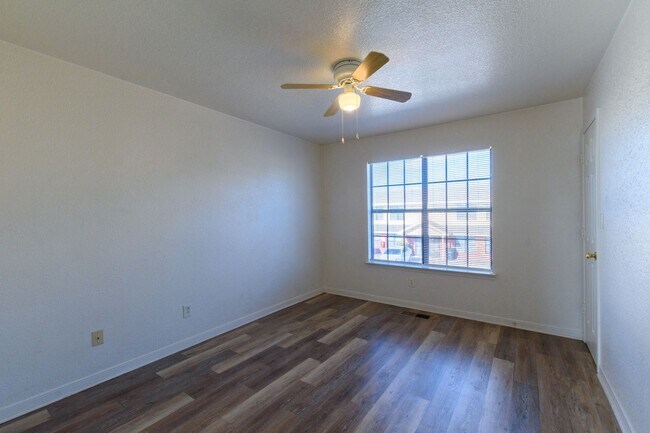 Building Photo - SECTION 8 ACCEPTED & RENT SPECIAL - AVAILA...