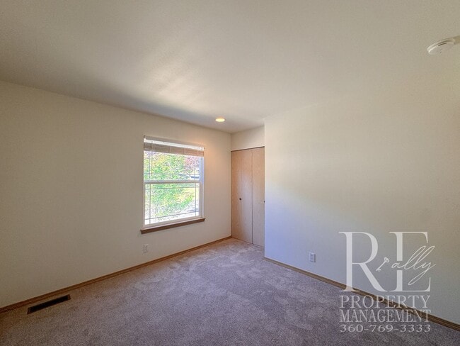 Building Photo - Immaculate Bremerton Home with Expansive Yard, Multiple Living Areas & Designer Kitchen