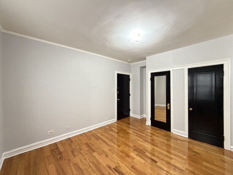 Building Photo - 912 W Leland Ave
