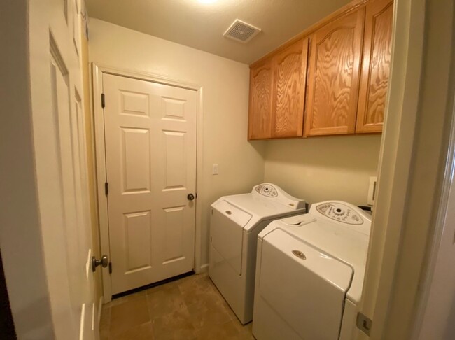 Building Photo - 4 bedroom single story in Manteca!