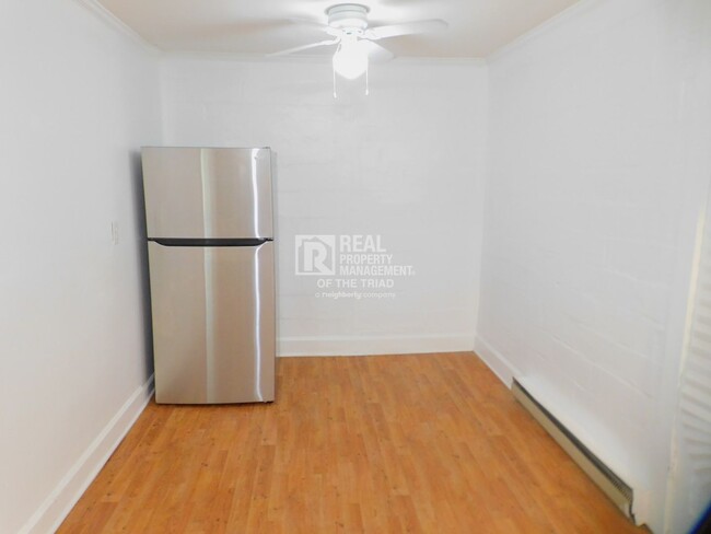 Building Photo - Adorable 2bd/1ba in Greensboro!