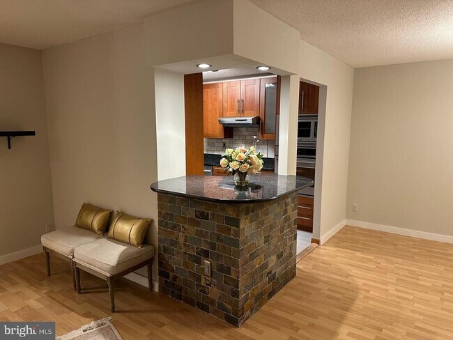 Building Photo - 307 Yoakum Pkwy