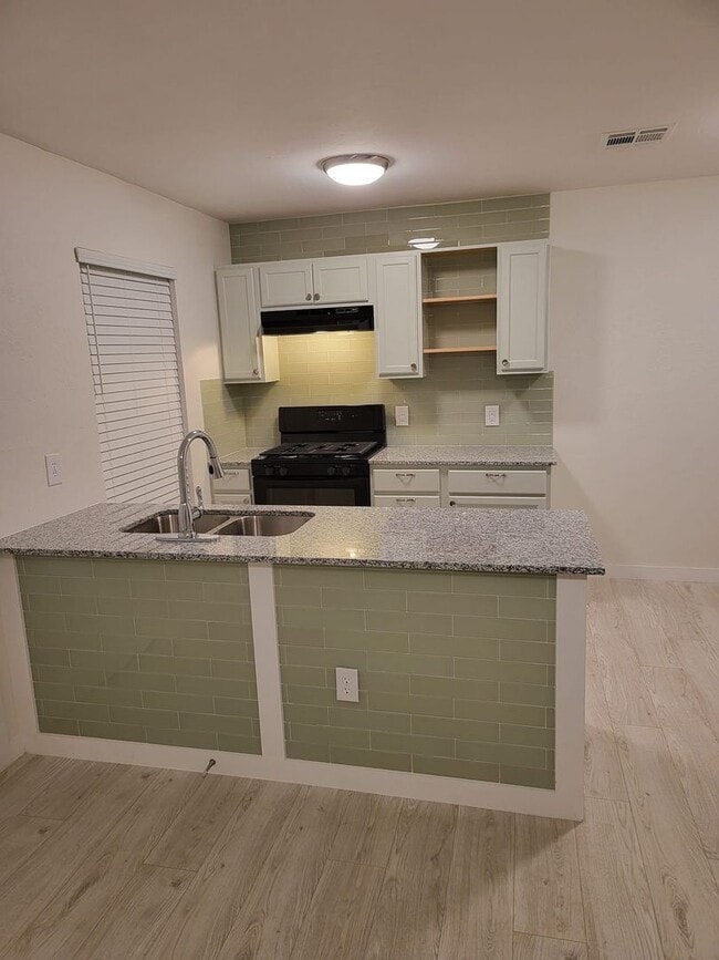 Building Photo - 4 bedroom 2 bath home in Tecumseh!