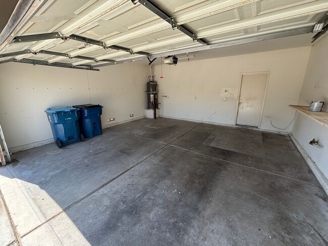 Building Photo - Beautiful 3Bed/2Bath Single Story Home loc...