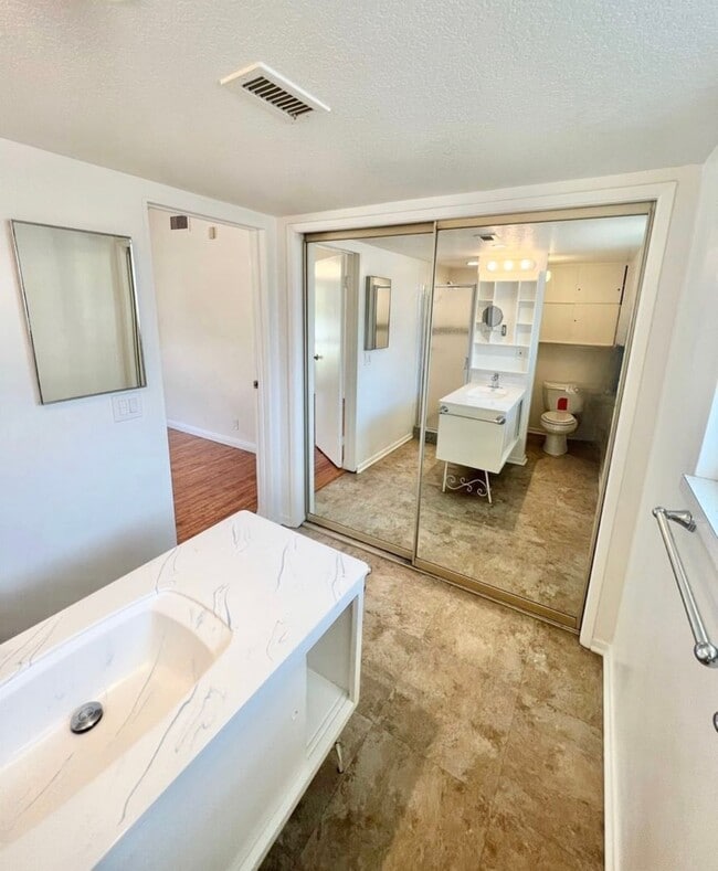 Building Photo - Spacious 3BR Single-Story Residence | Central Air, Fireplace, Private Backyard Retreat