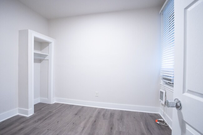 Building Photo - 2424 N Gratz St