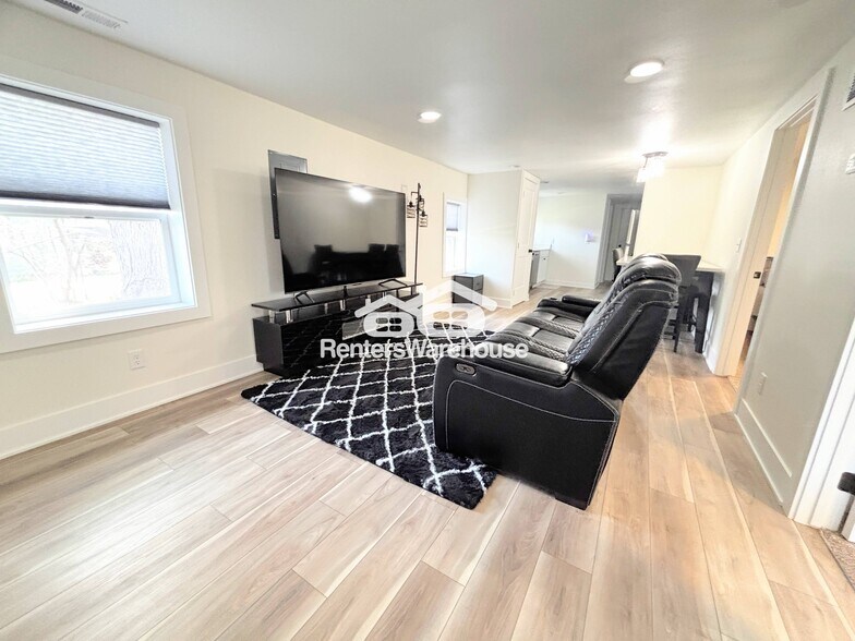 Building Photo - 4076 Indianola Ave