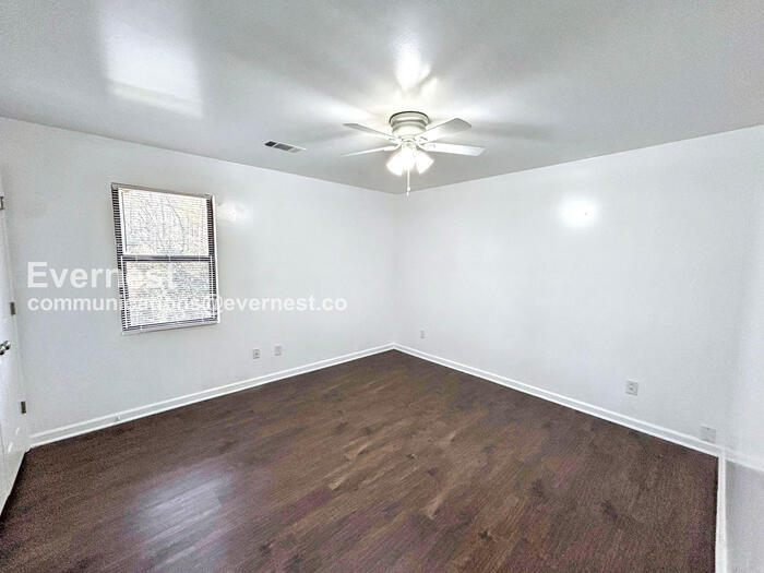 Building Photo - 393 Annie St