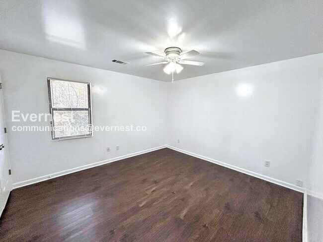 Building Photo - 393 Annie St